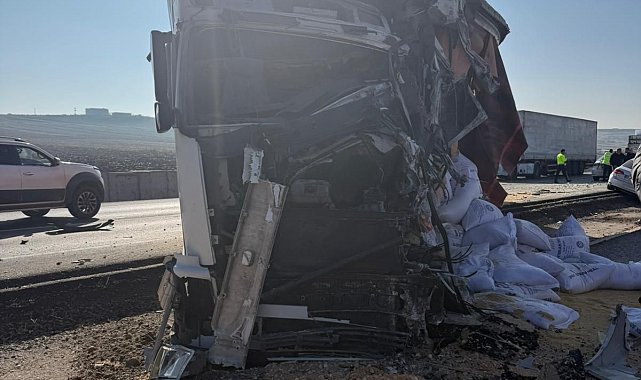 Diyarbakır'da 3 aracın karıştığı kaza; 1'i ağır 3 yaralı