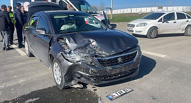 Edirne'de iki otomobil kavşakta çarpıştı: 8 yaralı