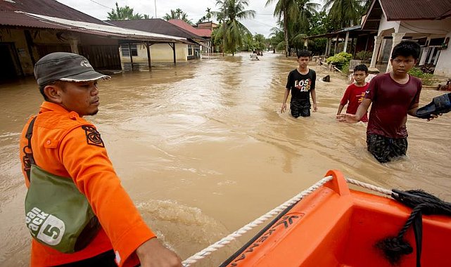 Endonezya'da sel ve toprak kayması nedeniyle 10 kişi hayatını kaybetti