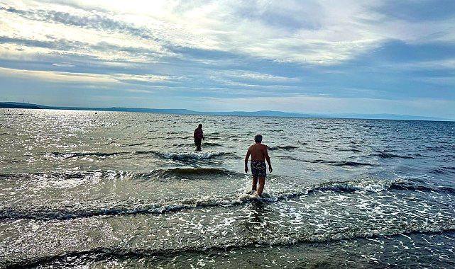 Erdek'te sıcak havayı fırsat bilenler denize girdi