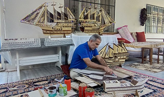 Evinde kurduğu atölyede 32 yıldır gemi maketi yapıyor
