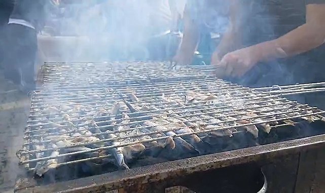 Festivalde 2 bin kişiye balık ekmek dağıtıldı