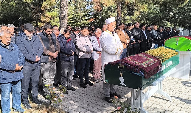 Gıda zehirlenmesi şüphesiyle ölen anne ile 2 çocuğu toprağa verildi