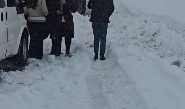 Hakkari'de kar ve tipiye yakalanan 2 minibüsteki 20 kişi kurtarıldı