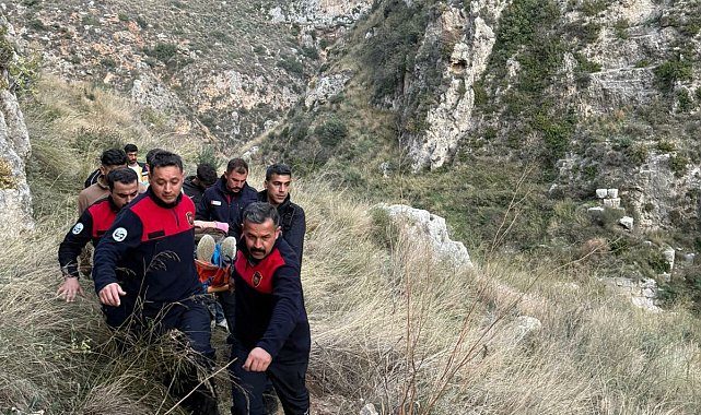 Hatay'da Habibi Neccar Dağı'nda yürüyüş yaparken kayalıktan düşüp yaralandı