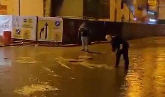 Hatay'da sağanak: Cadde ve yollar göle döndü