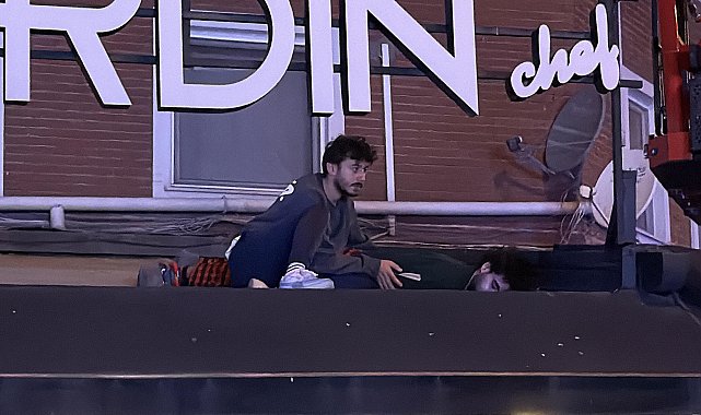 İkinci katın penceresinden kafenin tentesine düşüp yaralandı
