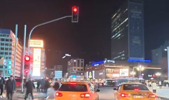 Işık ihlali yapıp, yayaya saldırı girişiminde bulunan taksi sürücüsü kamerada