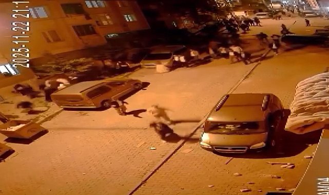 İstanbul - Arnavutköy'de mahalledeki taşlı sopalı kavga kamerada