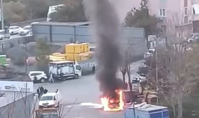 İstanbul-Ataşehir'de hafif ticari araç alev alev yandı