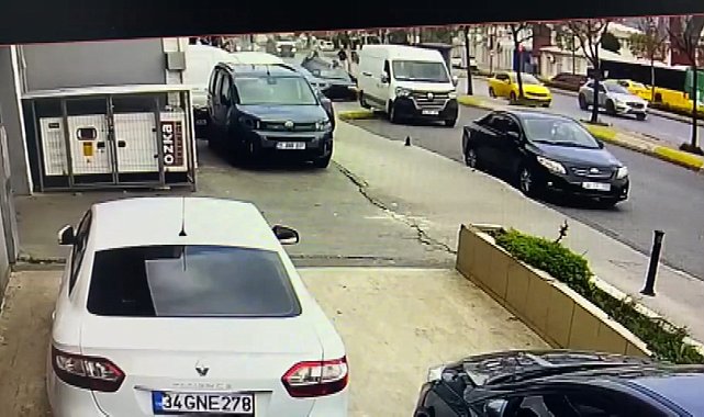 İstanbul- Ataşehir'de otomobil park halindeki 3 araca çarptı; kaza kamerada