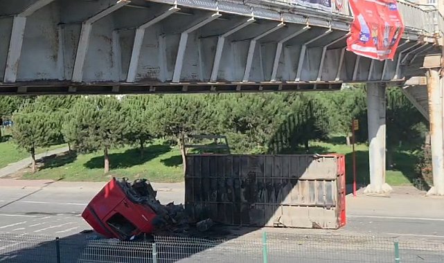 İstanbul- Avcılar'da iş makinesi taşıyan TIR üst geçide çarptı -1