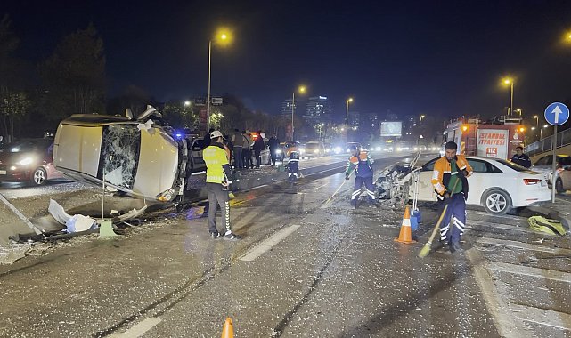 İstanbul - Bakırköy'de refüjü aşan otomobil karşı yönden gelen otomobille çarpıştı