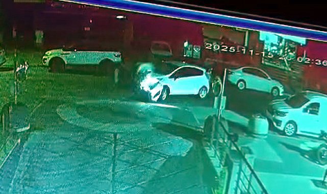 İstanbul - Beylikdüzü'nde hızla ilerleyen motosiklet sürücüsü otomobile çarpıp yere savruldu
