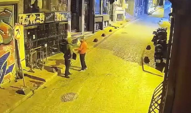 İstanbul- Beyoğlu'nda skuter hırsızlığı kamerada