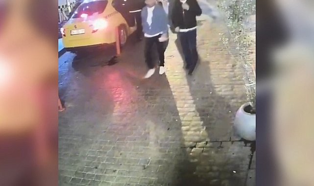 İstanbul- Beyoğlu'nda yere düşen telefonu alıp kaçan şüpheli kamerada