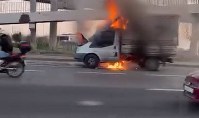 İstanbul- Büyükçekmece'de alev alev yanan kamyonet metal yığınına döndü