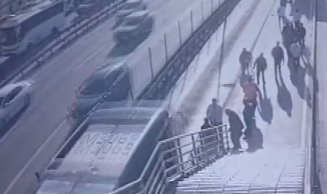 İstanbul- Cevizlibağ'da metrobüsün çarptığı engelli yolcu hayatını kaybetti; kaza kamerada