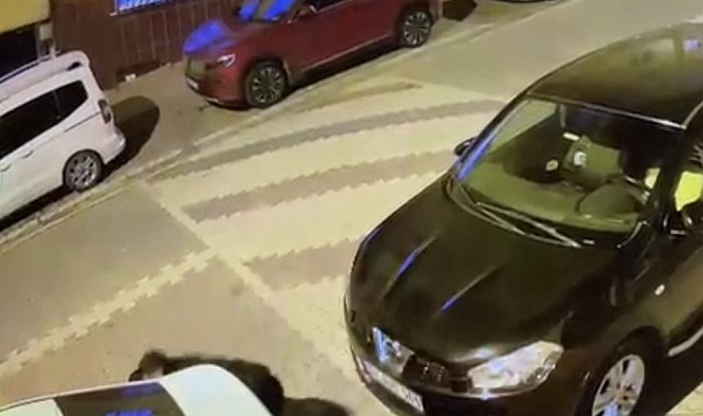 İstanbul- Esenyurt'ta sokakta bekleyen 2 arkadaşa silahlı saldırı kamerada