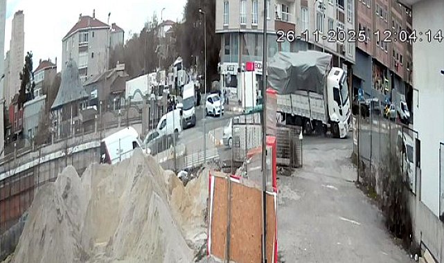 İstanbul - Esenyurt'ta yükü kayan kamyon devrildi