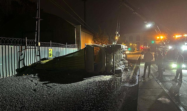 İstanbul - Eyüpsultan'da mıcır yüklü hafriyat kamyonu devrildi, şoför yaralandı