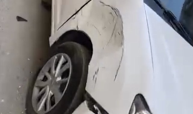 İstanbul - Fatih'te sokaktan geçemeyen kamyon park halindeki araçlara çarparak yoluna devam etti