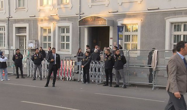 İstanbul- Harbiye'deki Saint Esprit Katedrali'nin önünde yoğunluk başladı