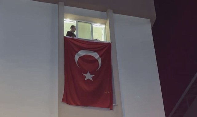 İstanbul - Hırvatistan'da düşen uçakta şehit olan Pilot Hasan Bahar'ın Avcılar'daki evine bayrak asıldı