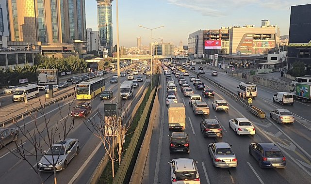 İstanbul - İstanbul'da haftanın ilk iş gününde trafik yoğunluğu