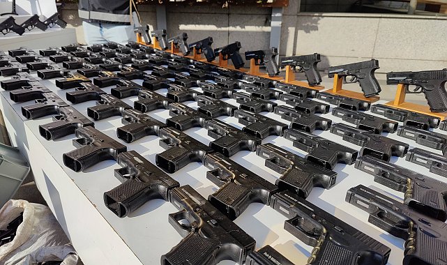 İstanbul- İstanbul'da motosikletli suç örgütüne düzenlenen operasyonda ele geçirilenler emniyette sergilendi