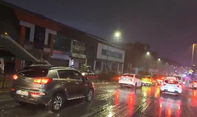 İstanbul - İstanbul'da yağışın etkisi ile trafik yoğunluğu oluştu -3 Ek görüntü