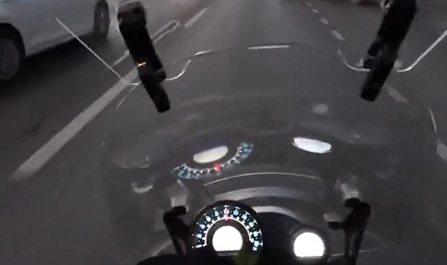 İstanbul- Kartal D-100'de kamyonet yasak yerden yola girdi, motosikletli son anda kurtuldu