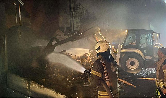 İstanbul - Küçükçekmece'de geri dönüşüm tesisinde çıkan yangın söndürüldü