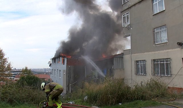 İstanbul - Maltepe'de 4 katlı binanın çatısında çıkan yangın söndürüldü