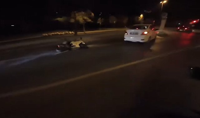 İstanbul- Maltepe'de hatalı şerit değiştiren otomobile motosiklet çarptı; kaza kamerada