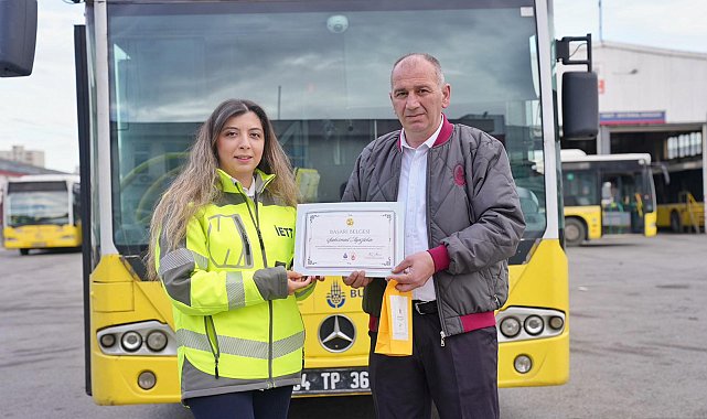 İstanbul -Otobüs şoförü Öğretmenler Günü'nde yolcusu iki öğretmene çiçek hediye etti