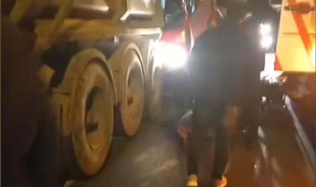 İstanbul - Silivri TEM Otoyolu'nda zincirleme kaza; yaralı şoförü itfaiye kurtardı