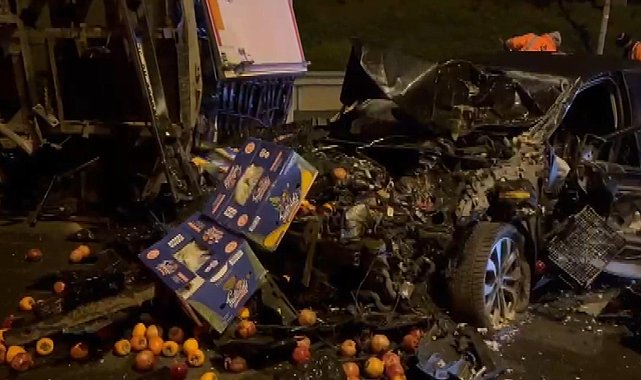 İstanbul - Ümraniye TEM Otoyolu'nda otomobil meyve yüklü kamyonetle çarpıştı: 2 yaralı