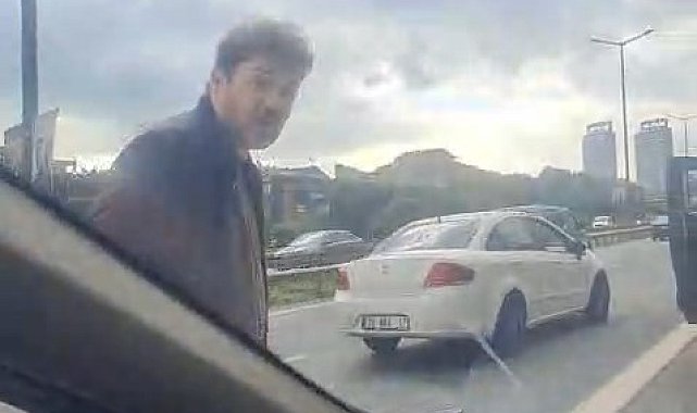 İstanbul- Ümraniye'de trafik tartışmasında aracın camını yumrukladı