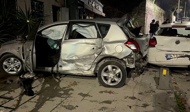 İstanbul - Üsküdar'da otomobil duvara çarptı: 1'i ağır 2 yaralı