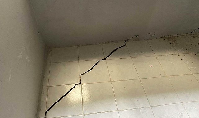 İzmir'de evlerinde çatlaklar oluşan mahalleli çözüm bekliyor