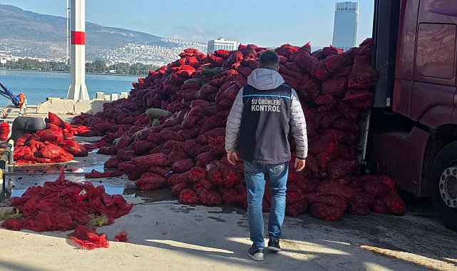 İzmir'de kaçak avlanan 27 ton kara midye ele geçirildi