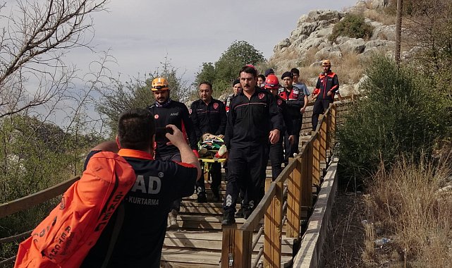 Kaleye çıkarken ayağı kırılan Ezgi, sedyeyle 1 kilometre taşındı