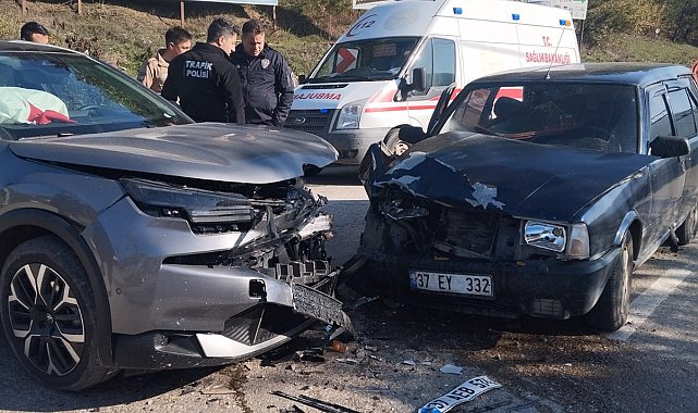 Kastamonu'da 2 otomobil çarpıştı: 3 yaralı