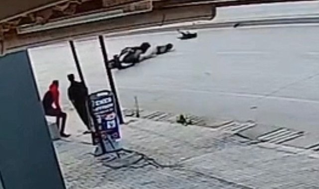 Köpeğe çarpmamak için motosikleti devirerek yaralandı; kaza anı kamerada