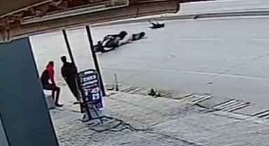 Köpeğe çarpmamak için motosikleti devirerek yaralandı; kaza anı kamerada