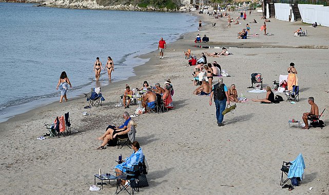 Kuşadası'nda sahiller doldu; denize girdiler