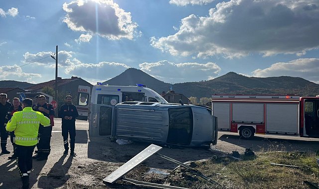 Kütahya'da hafif ticari araç takla attı: 7 yaralı