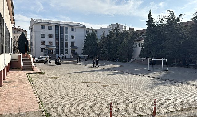 Lise öğrencisi, zehirlenme şüphesiyle hastaneye kaldırıldı