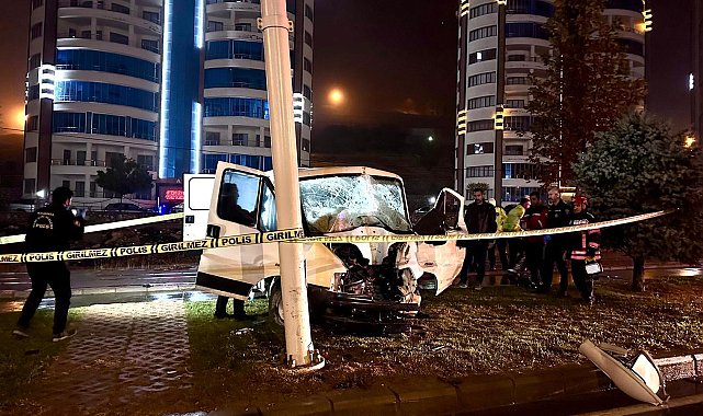Malatya'da aydınlatma direğine çarpan minibüsün sürücüsü öldü